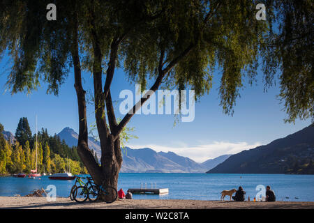 New Zealand, South Island, Otago, Queenstown, people by Lake Wakatipu Stock Photo