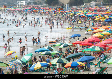 Peru, Lima, Playa Agua Dulce, Summertime, Chorrillos District, Costa Verde Stock Photo