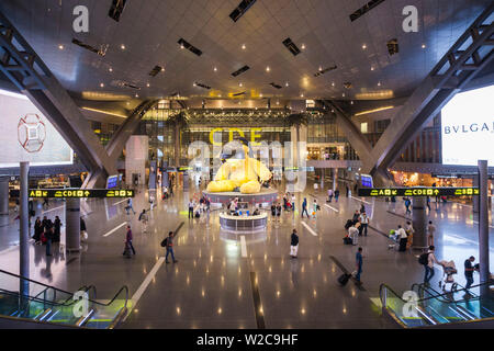 Qatar, Doha, Doha-Hamad International Airport, open since 2014, duty-free shopping area Stock Photo
