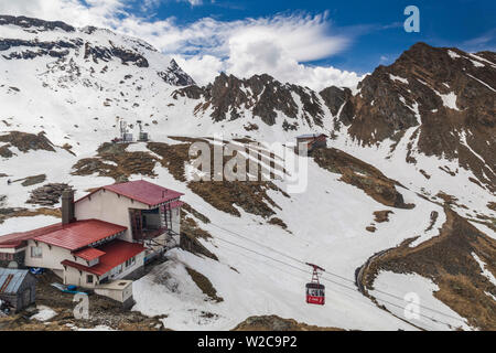 Romania, Transylvania, The Transfagarasan Road, Romania's Highest road, snow-covered Lake Balea tram station Stock Photo