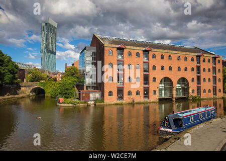 UK, England, Manchester, Deansgate, 1761 Bridgewater Canal â€“ the worldâ€™s first true canal system, in the background is the Beetham Tower also known as the Hilton Tower Stock Photo