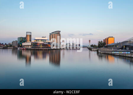 UK, England, Manchester, Salford, Salford Quays, Lowry theatre, footbridge and Quay West at MediaCity UK Stock Photo