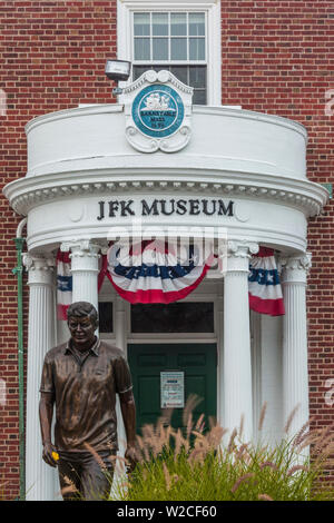 USA, Massachusetts, Cape Cod, Hyannis, JFK Museum, museum and statue of former President John F. Kennedy Stock Photo