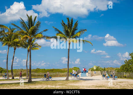 U.S.A, Miami, Miami beach, South Beach, Tourists riding Citi bikes at beach front Stock Photo