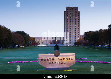 USA, North Dakota, Bismarck, North Dakota State Capitol dawn Stock Photo