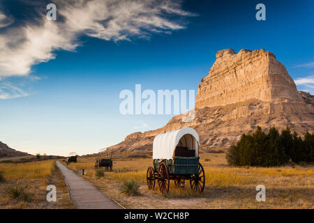USA, Nebraska, Scottsbluff, Scotts Bluff National Monument and pioneer wagon train Stock Photo