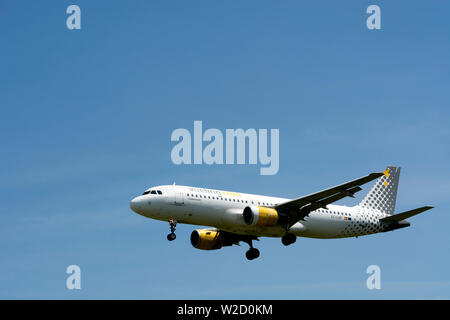 Vueling Airbus A320-214 landing at Birmingham Airport, UK (EC-LOP) Stock Photo
