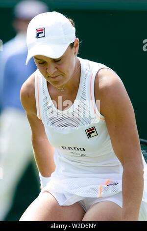 London, UK. 08th July, 2019. Tennis: Grand Slam, WTA-Tour, Wimbledon, singles, women, 4th round, Barty (Australia) - Riske (USA). Ashleigh Barty from Australia reacts disappointed. Credit: Frank Molter/dpa/Alamy Live News Stock Photo