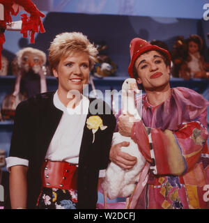 1, 2 oder 3, Kinderquiz, Deutschland 1988, Moderatorin Birgit Biggi Lechtermann mit Clown Pierino Stock Photo