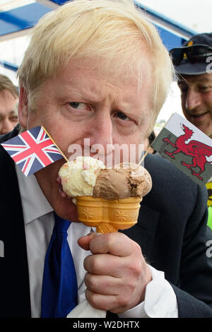 06.07.19 - Conservative party leadership candidate Boris Johnson and Welsh Secretary Alun Cairns visit Barry Island, South Wales. Stock Photo