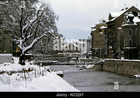 28th March 1993 During the Siege of Sarajevo: the view west along the Miljacka River to the Cumurija Bridge. Stock Photo