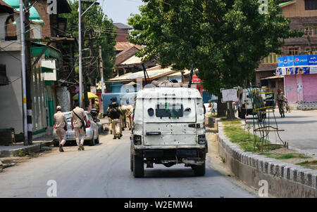 Srinagar, Kashmir. 08 July 2019. Indian forces are deployed during a curfew in Srinagar, in Indian Administered Kashmir. 8th July, 2019. The Indian authorities have imposed a curfew in many parts of the Kashmir Valley after the Hurriyat Conference parties had called for a strike to observe the third death anniversary of Kashmir rebel leader Burhan Wani, who was killed in an encounter with Indian Government forces on 08 July 2016 Credit: Muzamil Mattoo/IMAGESLIVE/ZUMA Wire/Alamy Live News Stock Photo