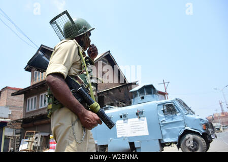 Srinagar, Kashmir. 08 July 2019. Indian forces are deployed during a curfew in Srinagar, in Indian Administered Kashmir. 8th July, 2019. The Indian authorities have imposed a curfew in many parts of the Kashmir Valley after the Hurriyat Conference parties had called for a strike to observe the third death anniversary of Kashmir rebel leader Burhan Wani, who was killed in an encounter with Indian Government forces on 08 July 2016 Credit: Muzamil Mattoo/IMAGESLIVE/ZUMA Wire/Alamy Live News Stock Photo