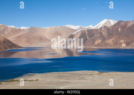 Marvellous view of Pangong Tso (Pangong Lake) and surrounding mountains reflecting in the water of the lake, Ladakh, India Stock Photo