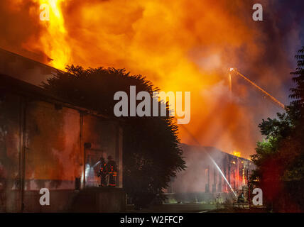 Modesto, CA, USA. 8th July, 2019. Modesto Fire Department responded to a working structure fire at the corner of Tully Road and 9th Street Tuesday, July 7, 2019 at 9pm. The fire quickly went to multiple alarms bring 3 fire ladder truck along with multiple other engines from throughout Stanislaus County. Credit: Marty Bicek/ZUMA Wire/Alamy Live News Stock Photo