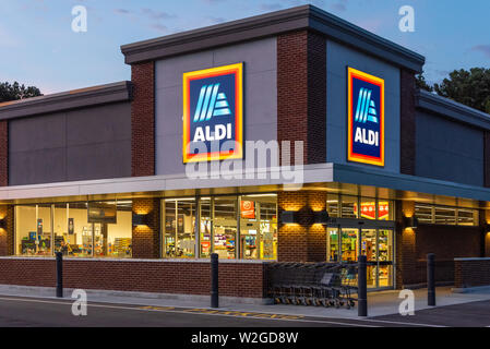 ALDI discount supermarket in Snellville (Metro Atlanta), Georgia. ALDI is a popular Germany-based global discount grocery store chain. (USA) Stock Photo