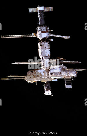 This image of the Russian Mir Space Station was photographed by a crewmember of the STS-74 mission when the Orbiter Atlantis was approaching the Mir Space Station Stock Photo