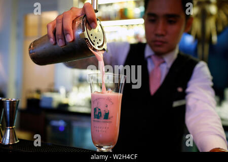 Raffles hotel le Royal. The elephant bar.  Singapore Sling cocktail. Phnom Penh. Cambodia. Stock Photo
