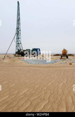 EGYPT, Bahariyya Oasis, desert farming, well drilling for groundwater irrigation, the groundwater is coming from depths of upto 1000 metres from the Nubian Sandstone Aquifer, a fossile water reserve, drilling machine / AEGYPTEN, Oase Bahariya, Bohrung eines Grundwasser Brunnens Stock Photo