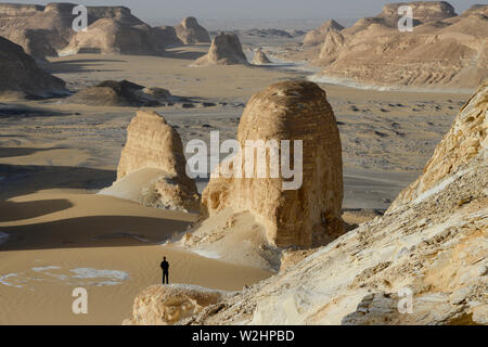 EGYPT, Farafra, Nationalpark White Desert, Naqb As Sillim - Pass of the Stairs , by sand and wind erosion shaped limestone and chalk cliffs Stock Photo