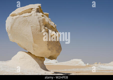 EGYPT, Farafra, Nationalpark White Desert , bizarre and unique white mushroom-like chalk rocks shaped by wind and sand erosion during century´s in sand dunes Stock Photo