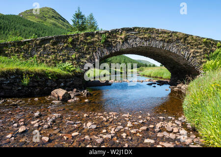 Butterbridge, an old stone single arched bridge, over Kinglas Water in Glen Kinglas, Argyll and Bute, Scotland, UK Stock Photo