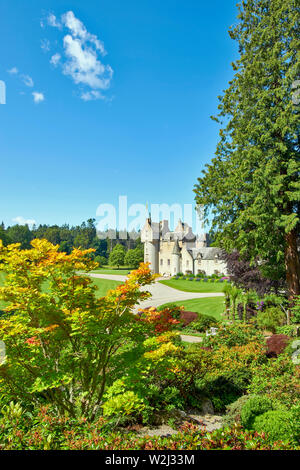 BALLINDALLOCH CASTLE AND GARDENS BANFFSHIRE SCOTLAND GARDEN AND TREES IN SUMMER Stock Photo