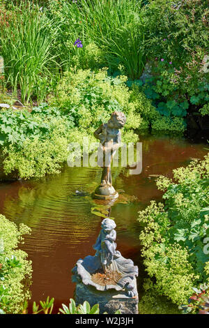 BALLINDALLOCH CASTLE AND GARDENS BANFFSHIRE SCOTLAND THE POND AND STATUES WITH FOUNTAIN Stock Photo