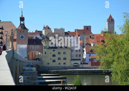 Regensburg, Oberpfalz, Bayern: historische Stadt an der Donau: Blick von der Steinernen Brücke auf die Altstadt Stock Photo