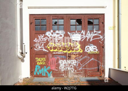 Old colorful painted garage door made of wood, Bremen8BIM%¬ÔªÒ÷ÒìëxSU Stock Photo