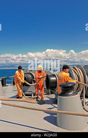 bilbao roads, spain - june 07, 2008: philippine sailors preparing lines for moorage on the forecastle of containership x-press mulhacen (imo 9414137) Stock Photo