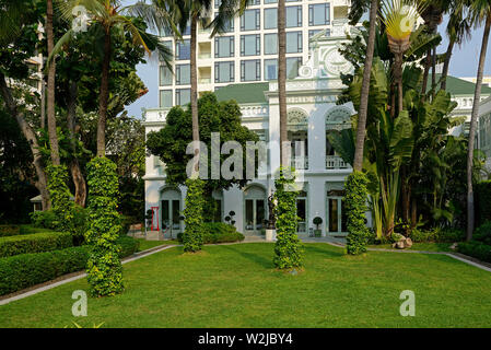 bangkok, thailand - february 02, 2019:  garden front facade of the mandarin oriental hotel Stock Photo