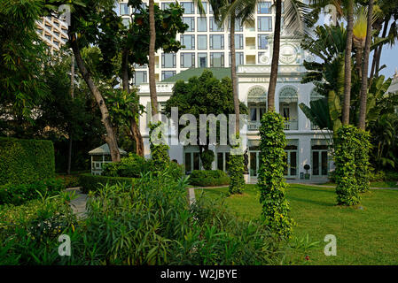 bangkok, thailand - february 02, 2019:  garden front facade of the mandarin oriental hotel Stock Photo