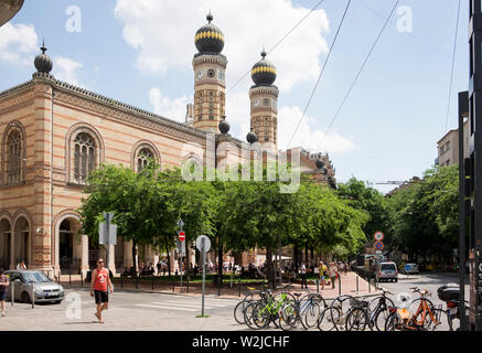 With moorish style architecture, Dohany Street synagogue in central Budapest Stock Photo