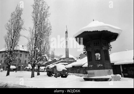 28th March 1993 During the Siege of Sarajevo: the wooden-built Sebilj Public Fountain in the square in Bascarsija. Stock Photo