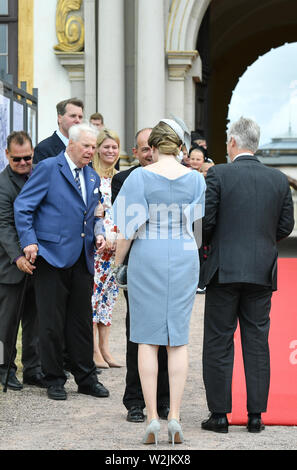 Gotha, Germany. 09th July, 2019. Andreas Prince of Saxony-Coburg and Gotha and the Belgian royal couple King Philippe and Queen Mathilde greeting in front of Friedenstein Castle. Knut Kreuch (SPD), Lord Mayor of Gotha, is concealed by Queen Mathilde. The royal couple visits Thuringia and Saxony-Anhalt on a two-day journey. Credit: Jens Kalaene/dpa-Zentralbild/dpa/Alamy Live News Stock Photo