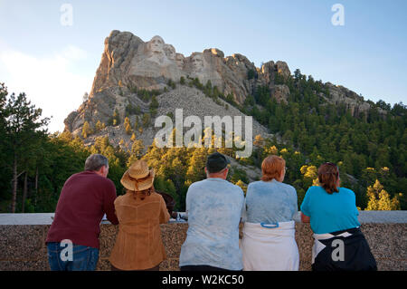 Visitors at Mount Rushmore National Memorial (by sculptor Gutzon Borglum), Black Hills, Keystone, County Pennington, South Dakota, USA Stock Photo