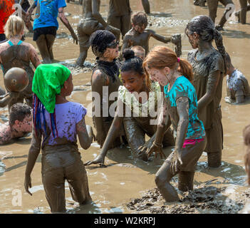 Westland, Michigan - Children age 12 and younger, along with some parents, play in the mud during the annual 'Youth Mud Day' organized by Wayne County Stock Photo