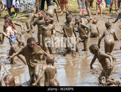 Westland, Michigan - Children age 12 and younger, along with some parents, play in the mud during the annual 'Youth Mud Day' organized by Wayne County Stock Photo