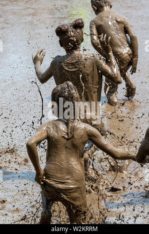 Westland, Michigan - Children age 12 and younger, along with some parents, play in the mud during the annual 'Youth Mud Day' organized by Wayne County Stock Photo