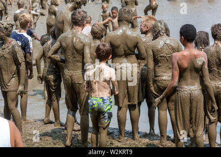 Westland, Michigan - Children age 12 and younger, along with some parents, play in the mud during the annual 'Youth Mud Day' organized by Wayne County Stock Photo