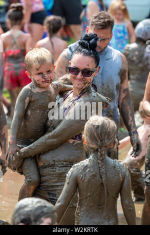 Westland, Michigan - Children age 12 and younger, along with some parents, play in the mud during the annual 'Youth Mud Day' organized by Wayne County Stock Photo