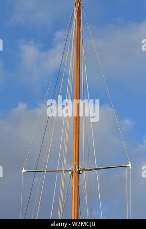 Classic yacht halyard Stock Photo - Alamy