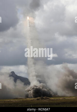 Rockets are fired from a M142 High Mobility Artillery Rocket System (HIMARS) as part of Talisman Saber 2019 at Shoalwater Bay Training Area, Queensland, Australia, July 8, 2019. Talisman Saber is a bilateral combined Australian and United States designed to train respective military services in planning and conducting combined and joint task force operations, and improve the combat readiness and interoperability between Australian and US forces.(U.S. Army photo by Sgt. 1st Class John Etheridge) Stock Photo