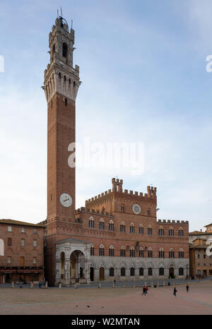 Siena, Piazza del Campo mit Palazzo Pubblico, Blick von Norden Stock Photo