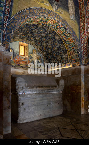 Ravenna, Mausoleum der Galla Placidia, Innenraum mit Sarkophag Stock Photo
