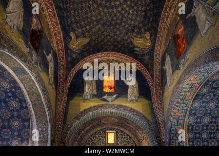 Ravenna, Mausoleum der Galla Placidia, Innenraum mit Mosaik, Fenster aus Alabaster Stock Photo