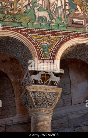 Ravenna, Basilica di San Vitale, Nordseite des Chors, Kapitell mit Tieren Stock Photo