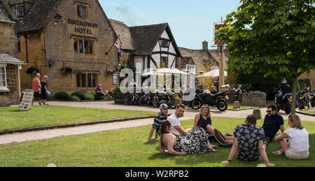 Diners and picnics outside in a heatwave at The Broadway Hotel in the Cotswolds Stock Photo