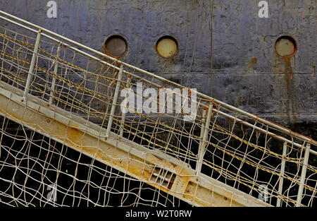 surabaya, jawa timur/indonesia - november 11, 2009: the black hull of the general cargo vessel safmarine luba (imo 8310877) and her gangway Stock Photo
